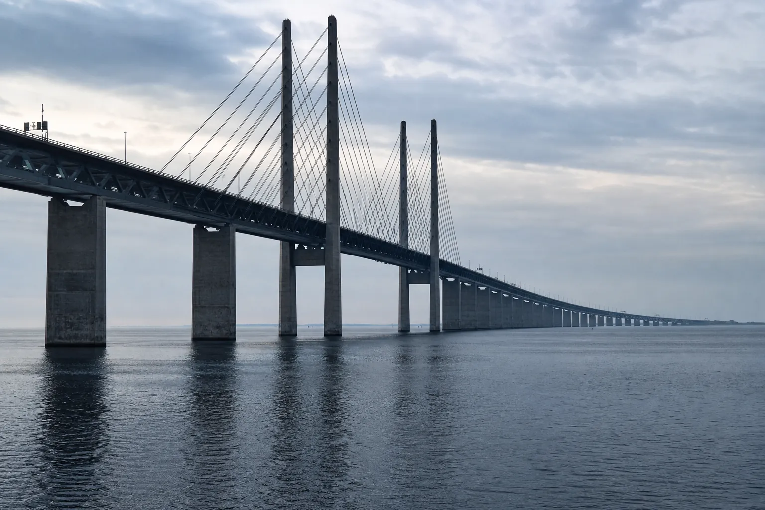 Illustrativ vy av en snedkabelbro över vatten